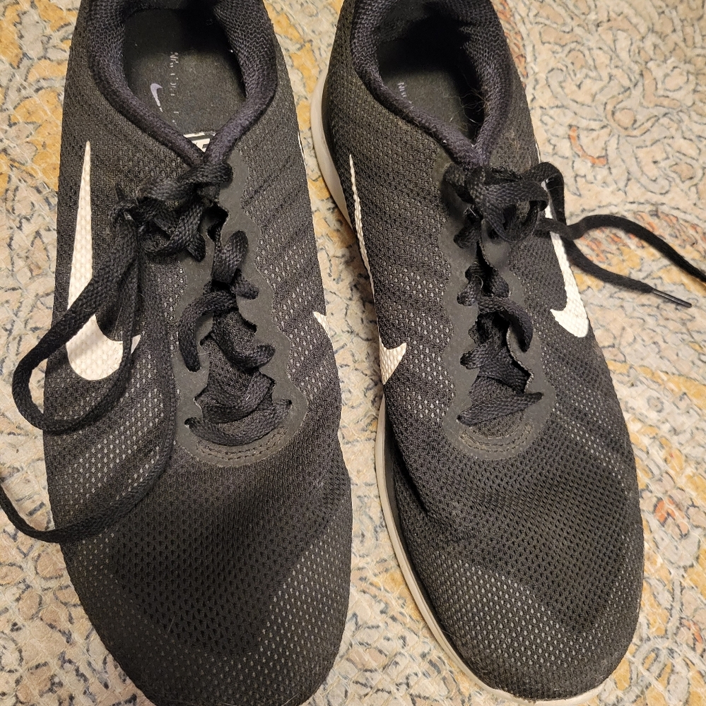 black nike running shoes size 8